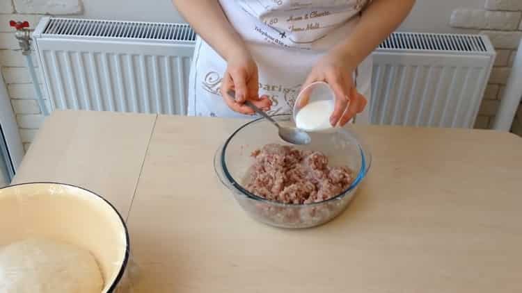 Για να προετοιμάσετε τα λευκά με κιμά σύμφωνα με μια απλή συνταγή, αναμείξτε όλα τα συστατικά