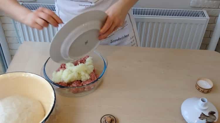 Für die Zubereitung von Weißfleisch mit Hackfleisch nach einem einfachen Rezept Zwiebeln hacken