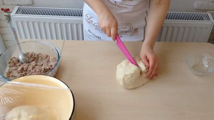 Για να προετοιμάσετε τα λευκά με κιμά σύμφωνα με μια απλή συνταγή, κόψτε τη ζύμη