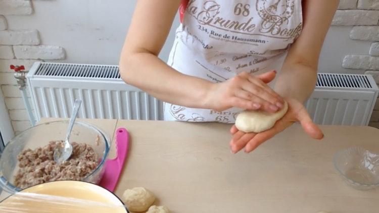Verwenden Sie ein einfaches Rezept, um das Weiß mit Hackfleisch zuzubereiten und eine Tortilla zu rollen