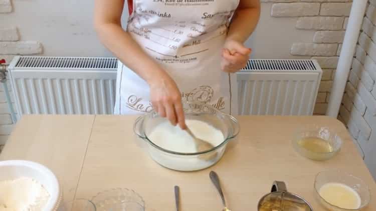 Για να προετοιμάσετε τα λευκά με κιμά σύμφωνα με μια απλή συνταγή, ετοιμάστε τα συστατικά