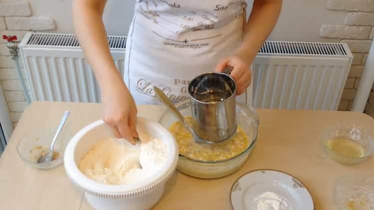 Για να παρασκευάσετε τα λευκά με κιμά σύμφωνα με μια απλή συνταγή, προσθέστε λάδι