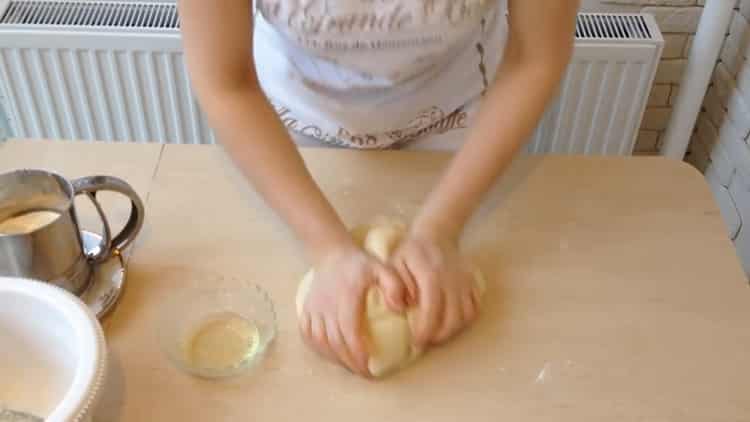За готвене на белтъци с кайма по проста рецепта, омесете тестото