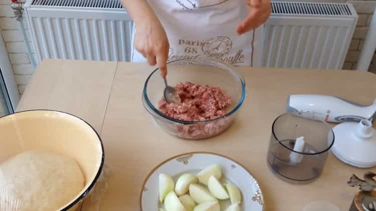A fehérek darált hússal való egyszerű recept szerinti előkészítéséhez készítse elő a darált húst