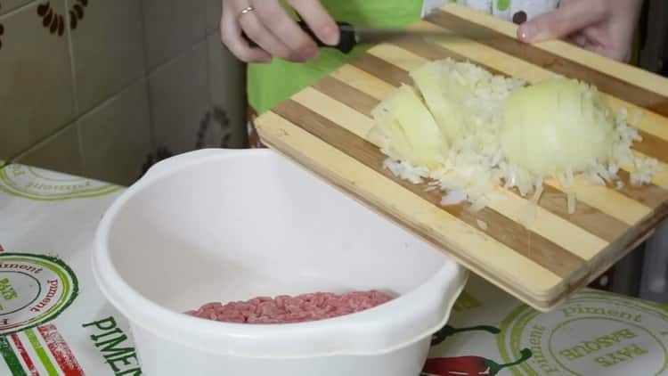 Per preparare i bianchi di carne in una padella, preparare gli ingredienti