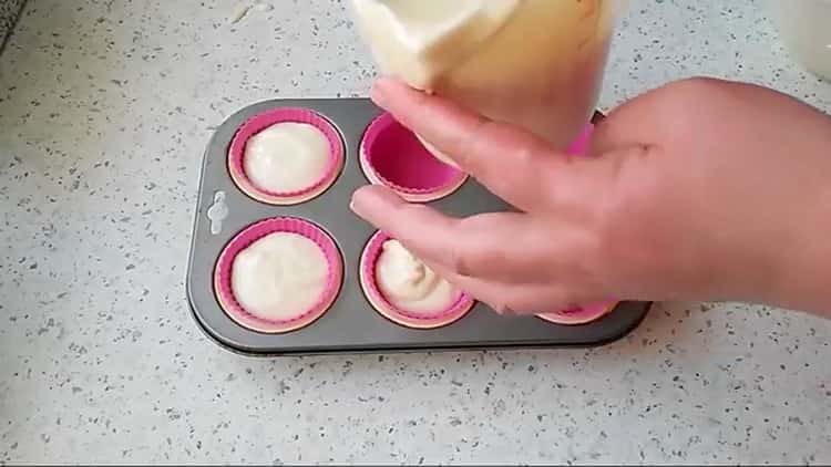 Laita se muottiin, jotta voit valmistaa keksi muffinsseja