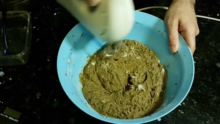 Για να φτιάξετε ψωμί Borodino, προετοιμάστε τη ζύμη