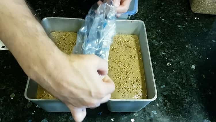 Για να φτιάξετε το ψωμί Borodino, προθερμάνετε το φούρνο