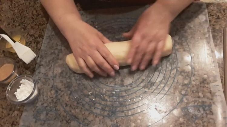 Bross tekercs készítéséhez gördítsük ki a tésztát