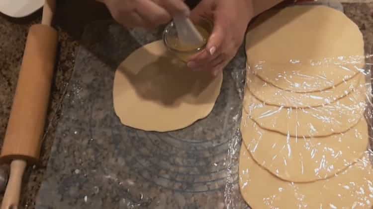 Chcete-li vytvořit brož, namažte těsto máslem