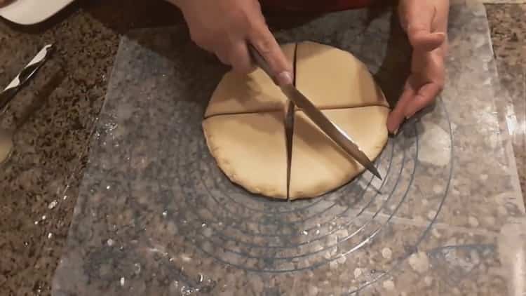 За да направите рулца от брошка, изрежете тестото.