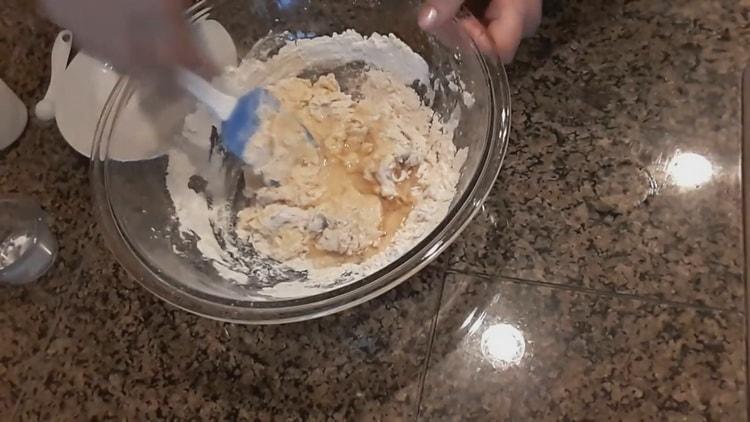 За да направите рулца от брошки, смесете съставките.