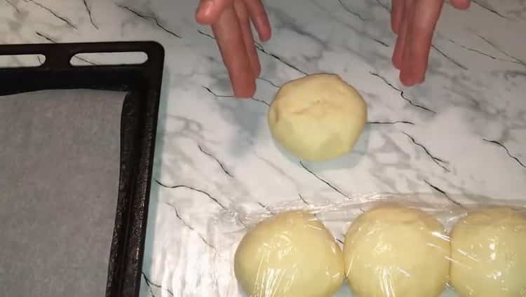 Per cucinare panini con latte condensato bollito, formare delle palline