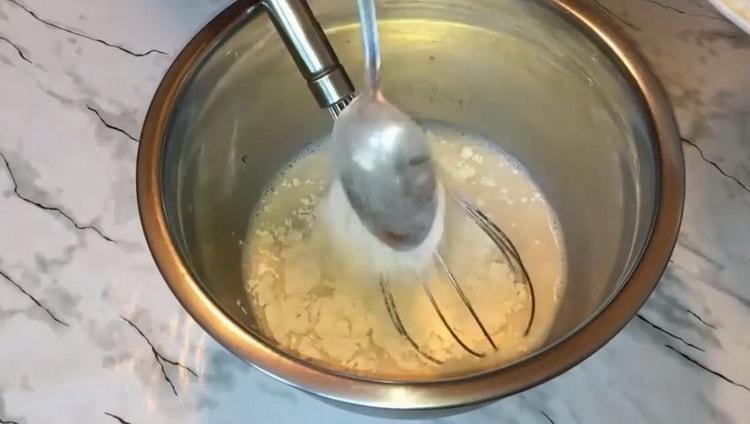 Norėdami pagaminti ritinius su virintu kondensuotu pienu, paruoškite tešlą