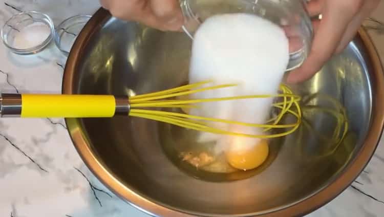 Sbattere le uova con latte condensato bollito