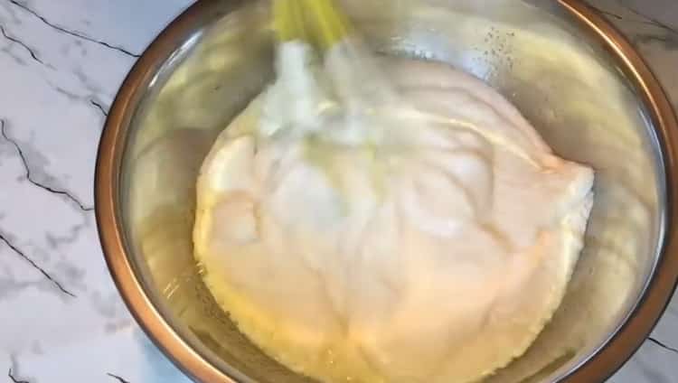 Norėdami virti virtus kondensuoto pieno kukulius, sumaišykite ingredientus