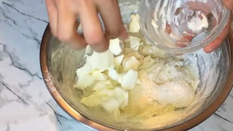 Zum Kochen von Brötchen mit gekochter Kondensmilch Öl hinzufügen