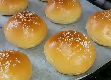 Oven buns na may lebadura kuwarta: isang hakbang-hakbang na recipe na may mga larawan