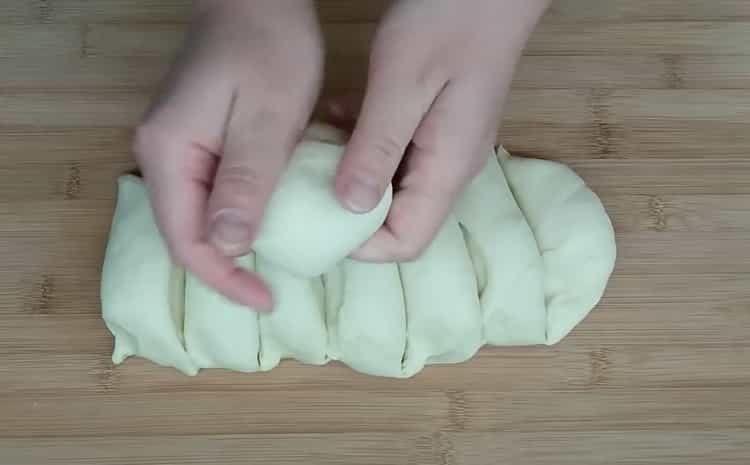 Leikkaa taikina leivonnaisten valmistamiseksi