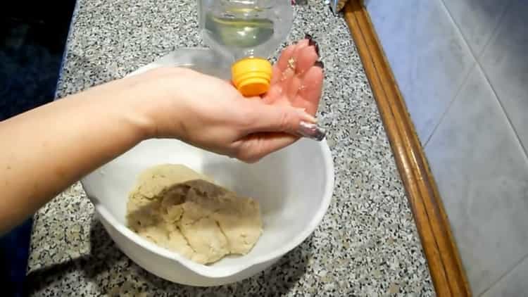 Per preparare i panini nel latte, impastare la pasta