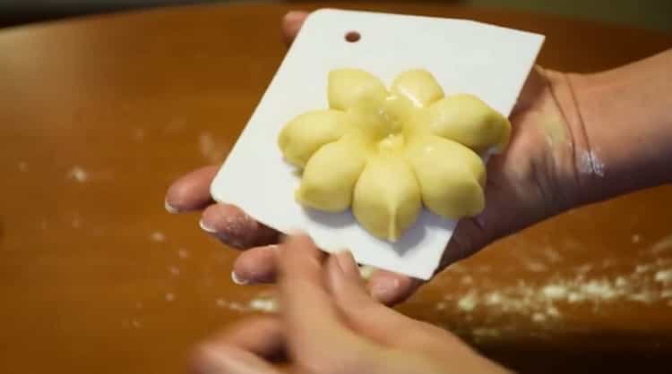 За да направите кифлички със сладко, поставете кифличката в лист за печене