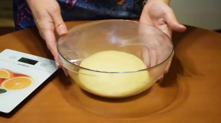 Για να κάνετε μαρμελάδες με μαρμελάδα, ετοιμάστε τη ζύμη
