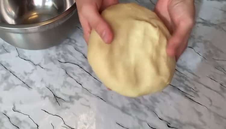 Den Teig kneten, um ein Puddingbrötchen zu machen.