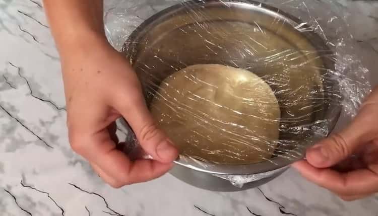 A puding élesztő zsemle elkészítéséhez hagyja, hogy a tészta feküdjön