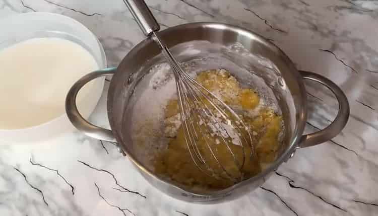 Per preparare i panini con crema pasticcera, mescolare gli ingredienti in crema
