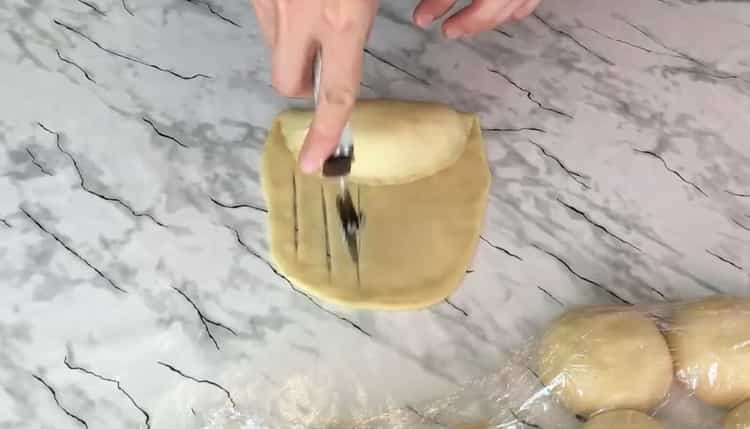 Για να προετοιμάσετε ένα κουλούρι ζύμης κρέμας, τοποθετήστε τη ζύμη στη μέση