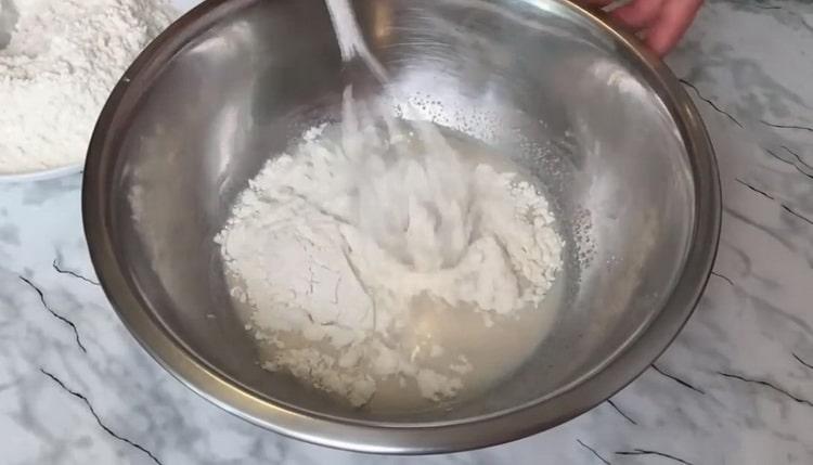 Sieben Sie das Mehl, um ein Puddingbrötchen zu machen.