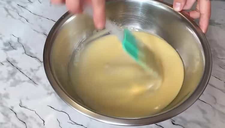 Mischen Sie die Zutaten für die Pudding Hefebrötchen