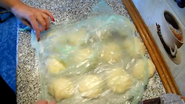 Per preparare i rotoli di uvetta, posizionare l'impasto sotto un film