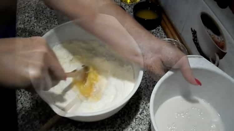 Per mescolare i rotoli di uvetta, mescolare gli ingredienti.