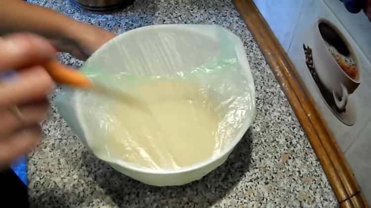 За да направите рулца със стафиди, поставете тестото под филм