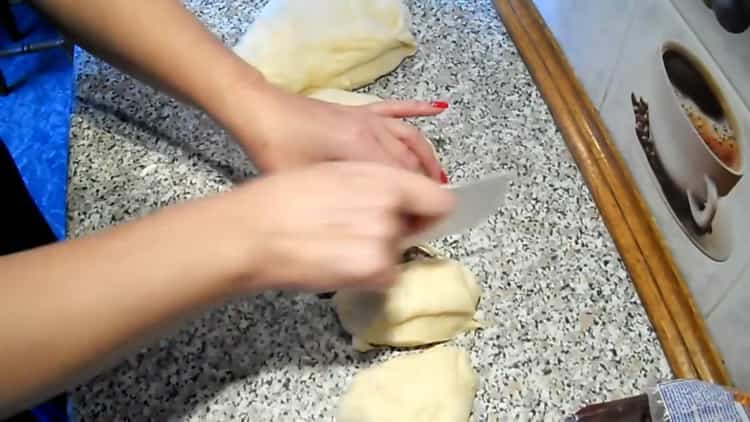Mazsola tekercsek készítéséhez ossza meg a tésztát