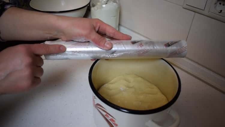 Leveles tészta fahéjas tekercsek készítéséhez hagyja, hogy a tészta álljon