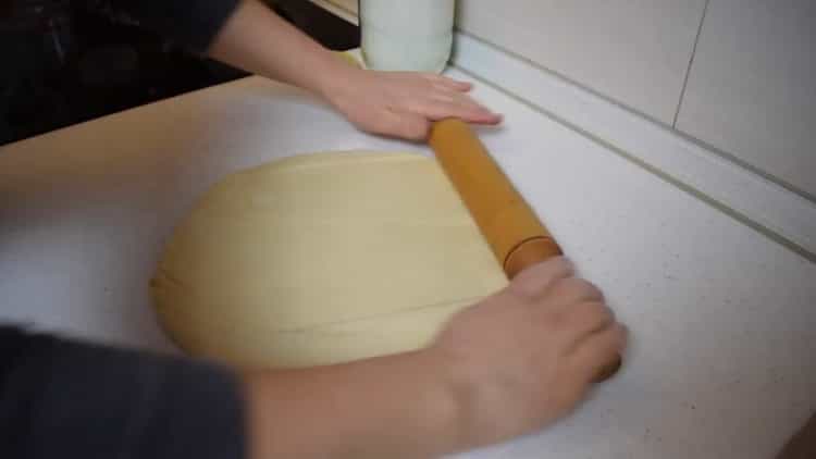 Rullaa taikina rullasta leivonnaisten kanelirullien valmistamiseksi