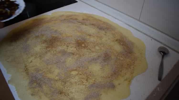 За да направите бутер тесто с руло канела, сложете пълнежа върху тестото