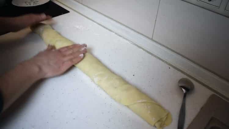 Leveles tészta fahéjas tekercs készítéséhez tekercselje