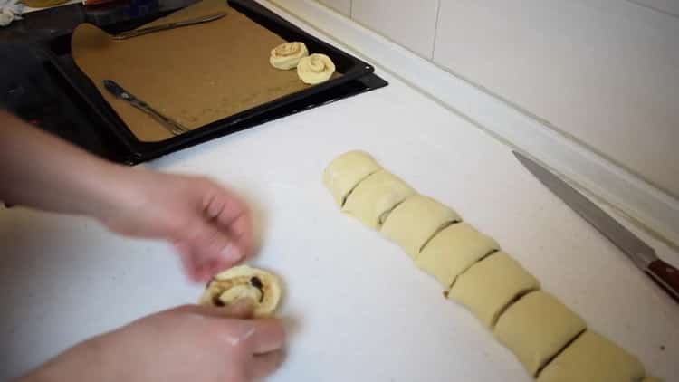 A leveles tészta fahéjas tekercsek elkészítéséhez készítsen egy sütőlapot