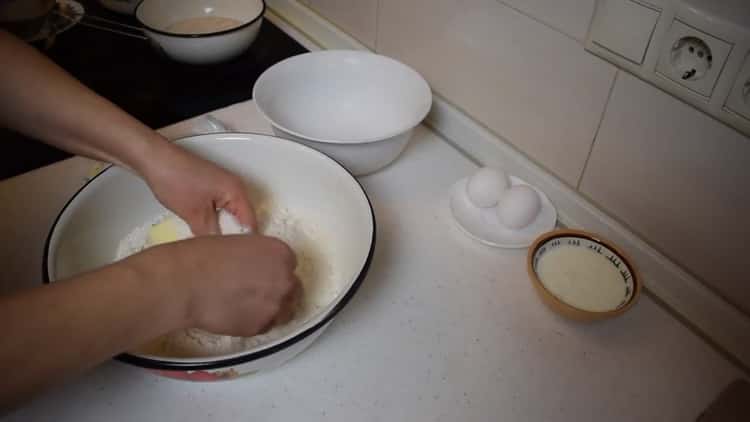 Norėdami pasidaryti tešlos cinamono ritinius, paruoškite ingredientus.