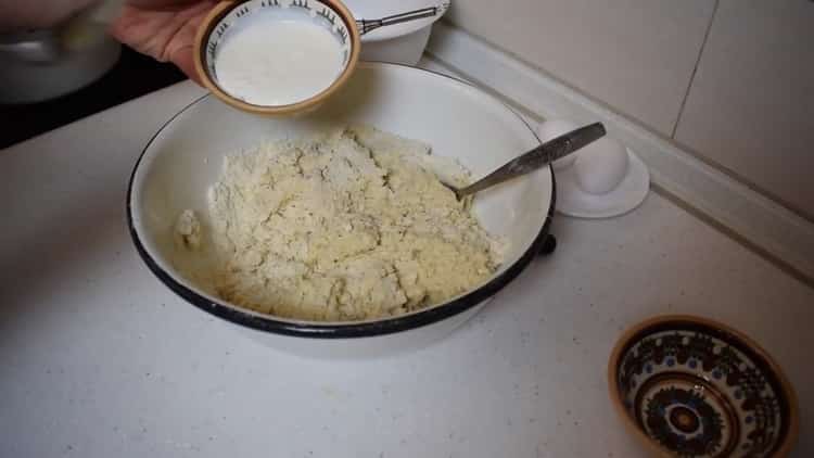 За да направите бутер тесто с руло канела, добавете заквасена сметана
