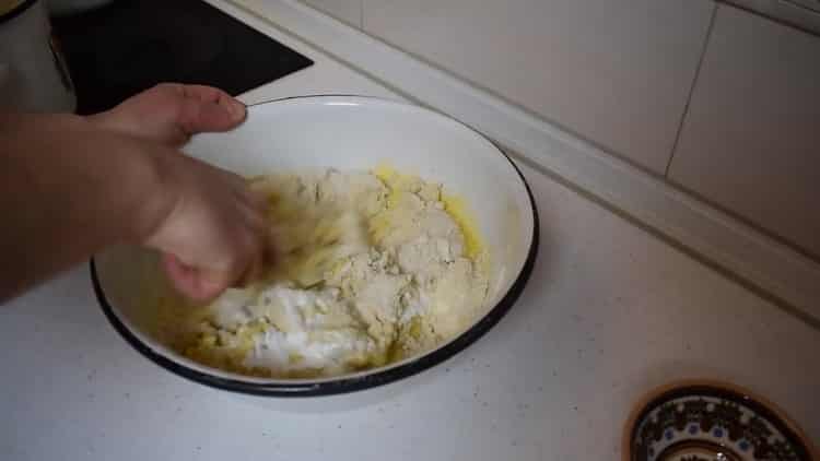Leveles tészta fahéjas tekercs készítéséhez keverje össze az összetevőket.