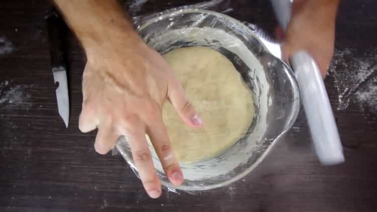 За да направите кифлички с маково семе, сложете тестото върху тестото