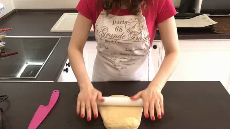 Görgesse ki a tésztát, hogy élesztő zsemlét mákos magokkal készítsen