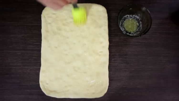 За да направите кифлички с маково семе, намажете тестото