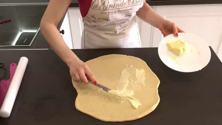 За да направите дрожжеви кифлички с маково семе, намажете тестото