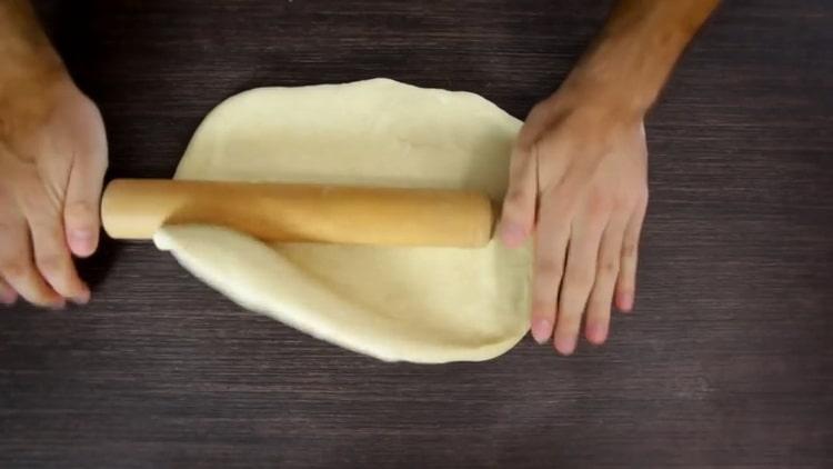Tekercselje a tésztát mákos zsemlék készítéséhez