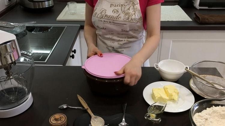 Mákos élesztő zsemlék készítéséhez készítsen tésztát